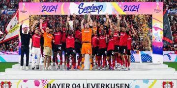 Le Bayer Leverkusen avec le trophée de Supercoupe d'Allemagne
