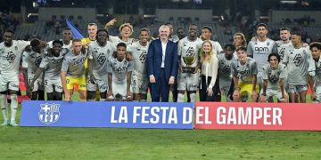 Les joueurs de l'AS Monaco avec le trophée Joan Gamper