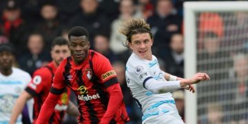 Dango Ouattara (à g.) face à Chelsea