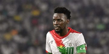 Bertrand Traoré, de retour en sélection, avec le brassard de capitaine des Etalons