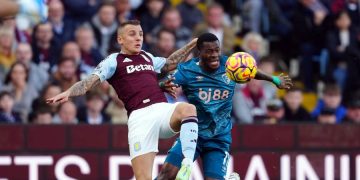 Dango Ouattara face à Lucas Digne