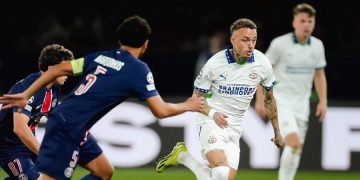 Noa Lang (à d.) face au PSG