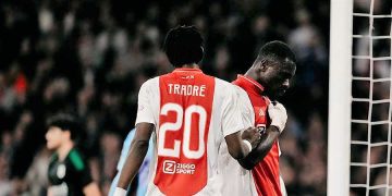 Bertrand Traoré (20) et Brian Brobbey