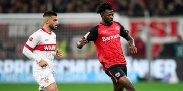 Edmond Tapsoba (à d.) face à Stuttgart