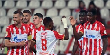 Nasser Djiga (à d.) et les joueurs de l'Etoile Rouge