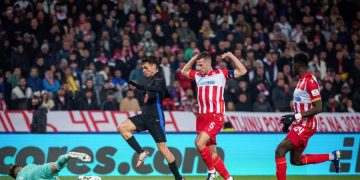 Nasser Djiga (à d.) lors du match face au FC Barcelone